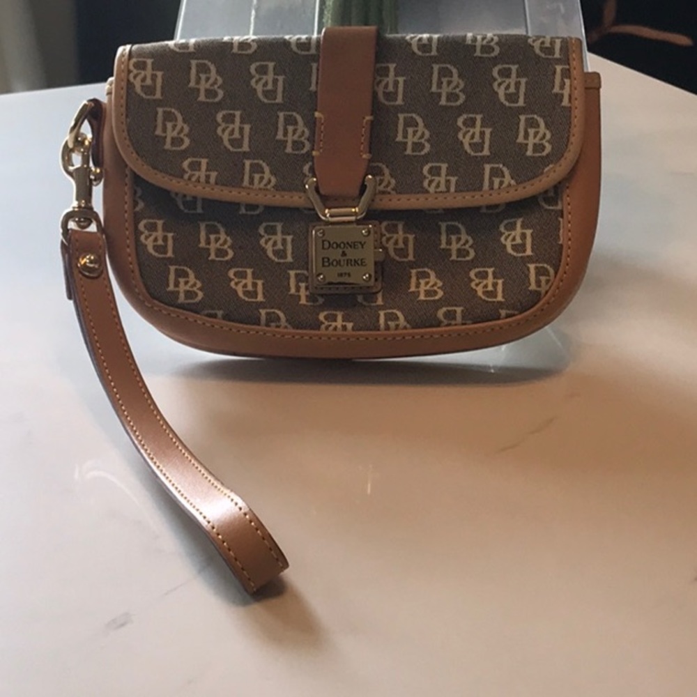 Dooney  & Bourke wristlet Like New
